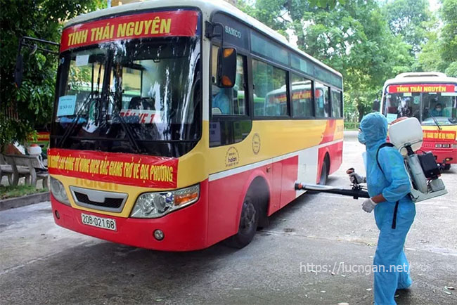 Xe đưa công nhân Thái Nguyên từ Bắc Giang về quê