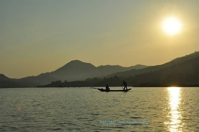 Vẻ đẹp hồ Cấm Sơn Lục Ngạn